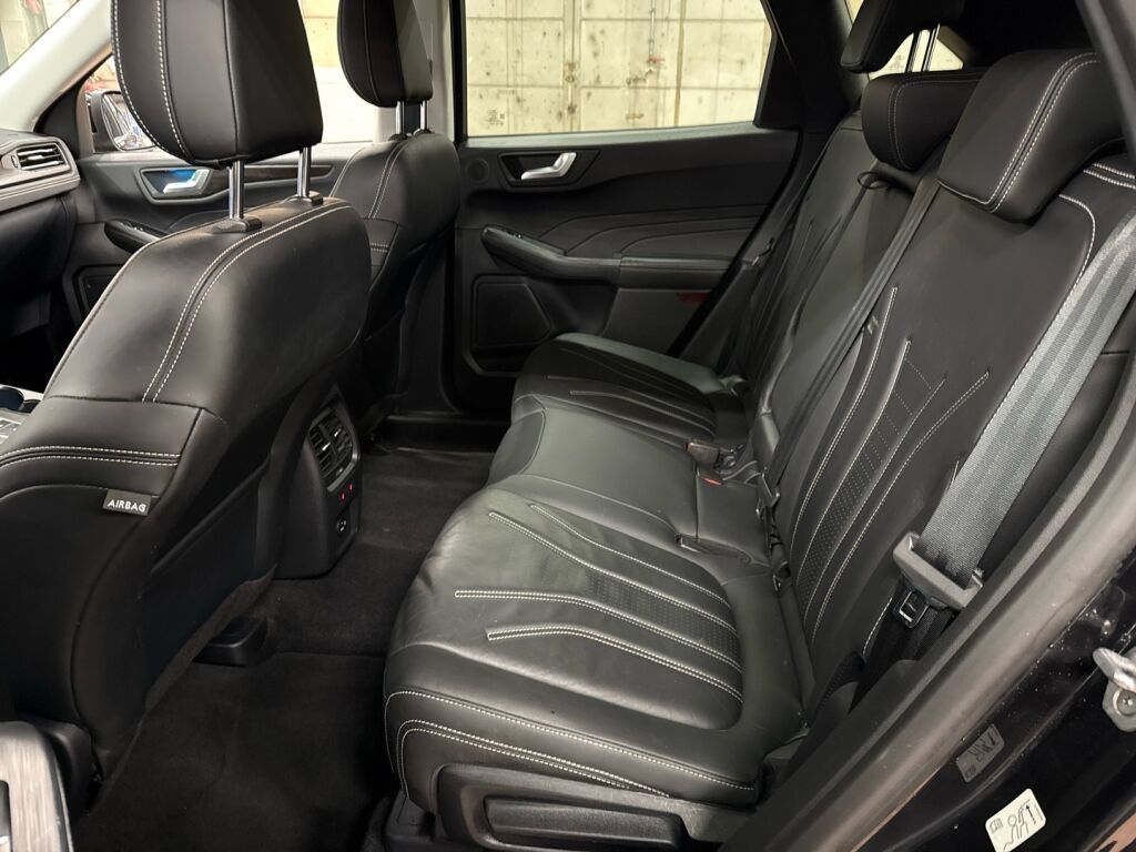 Ford Kuga 2022 Musta