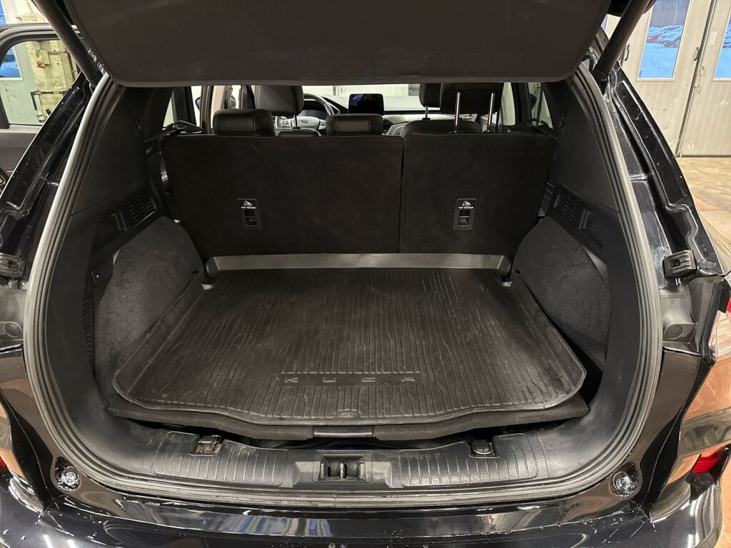 Ford Kuga 2022 Musta