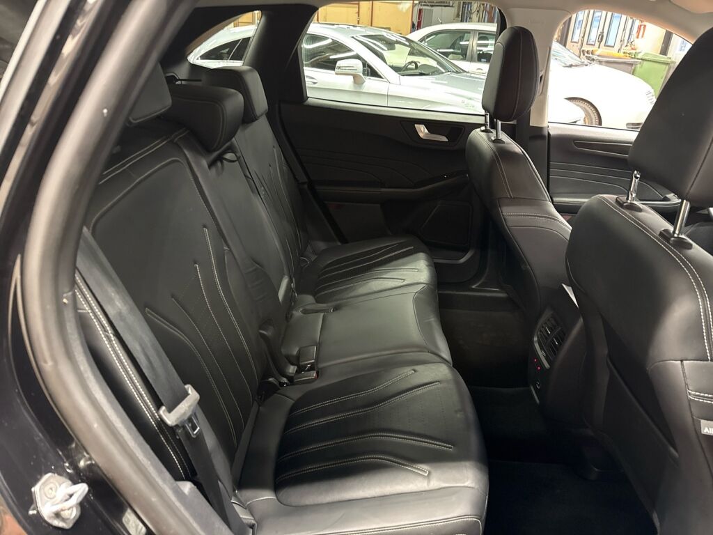 Ford Kuga 2022 Musta