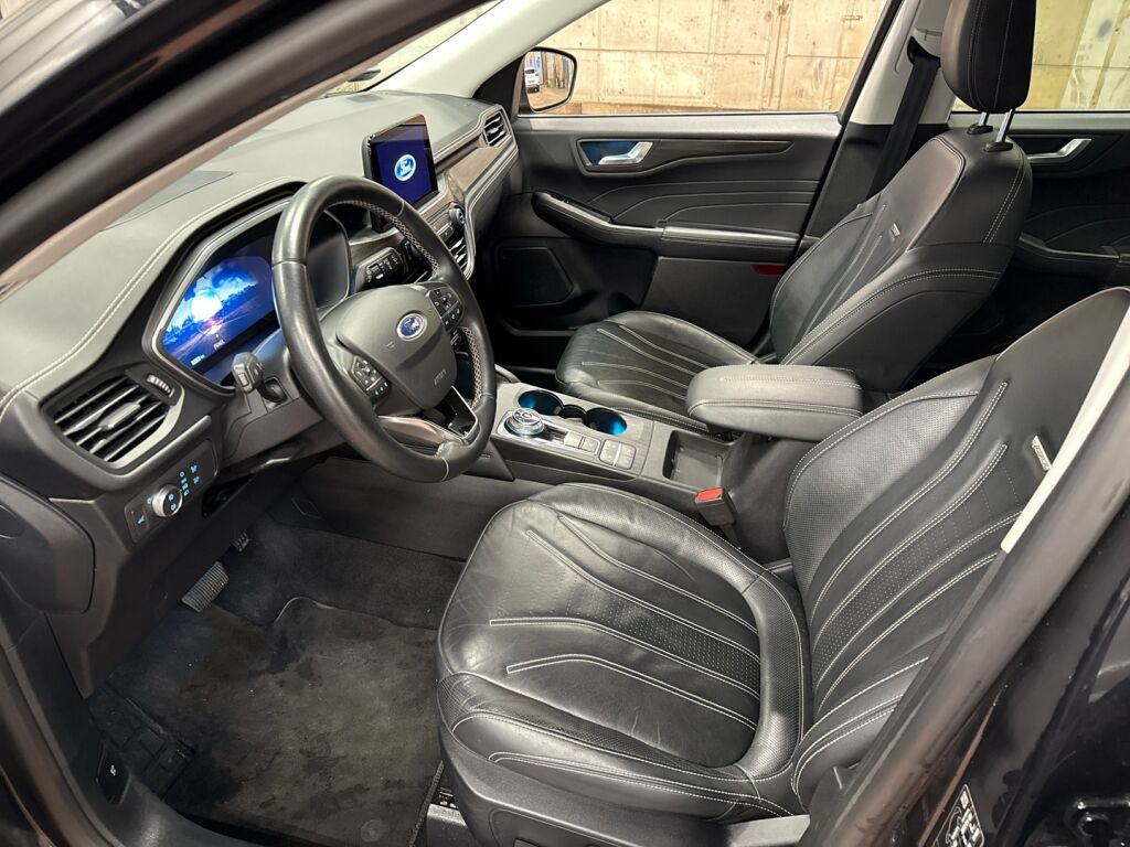 Ford Kuga 2022 Musta