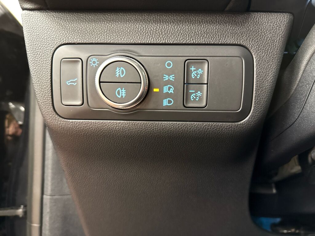 Ford Kuga 2022 Musta