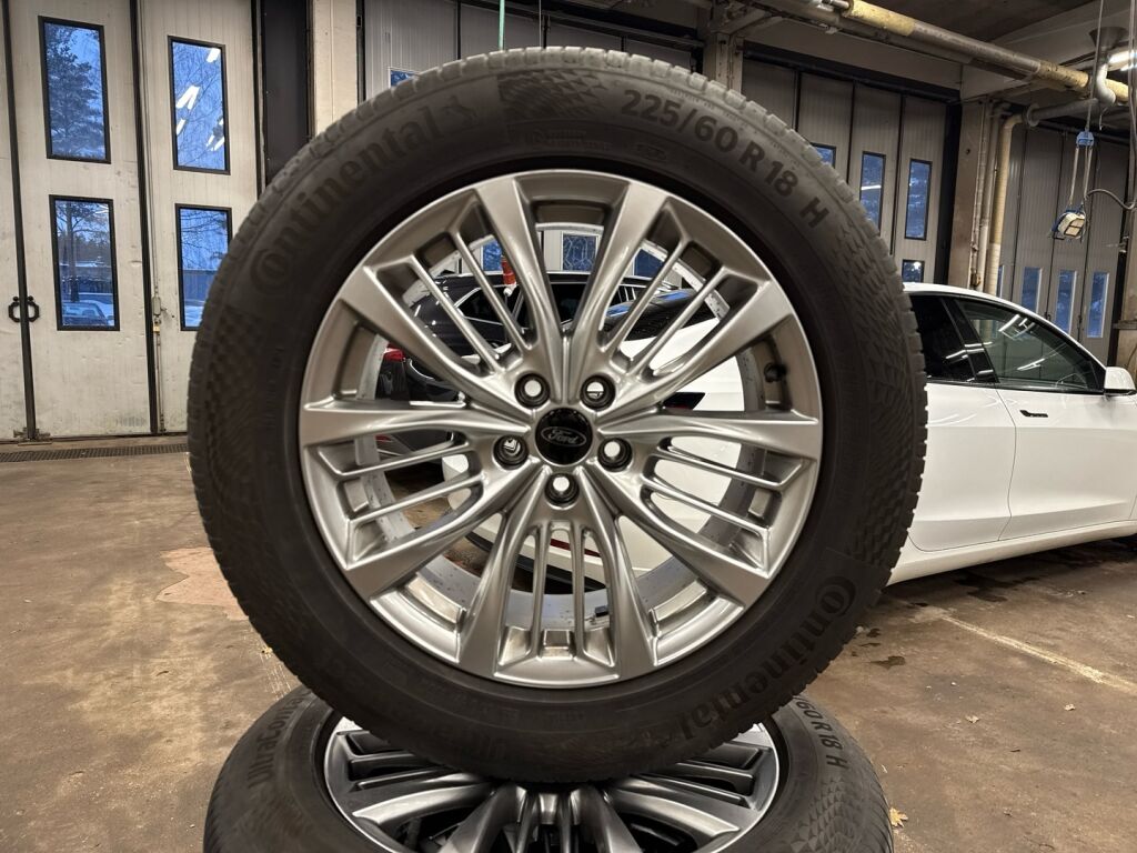 Ford Kuga 2022 Musta