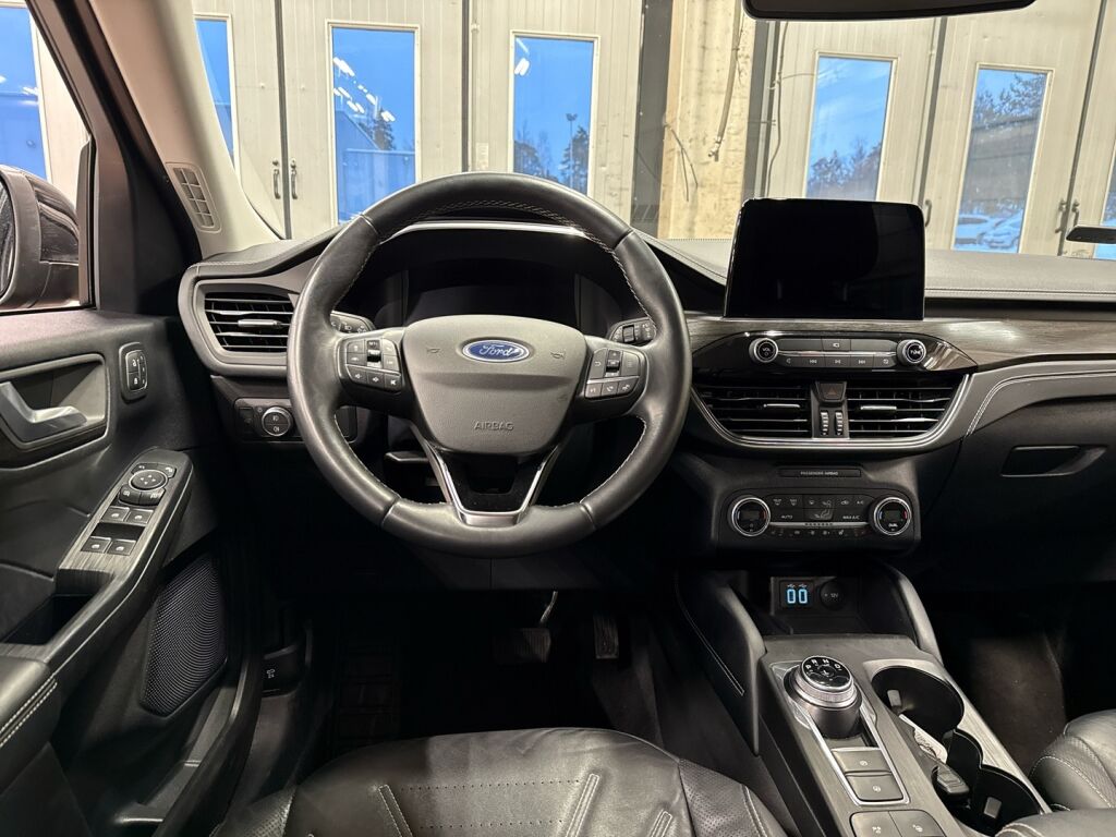 Ford Kuga 2022 Musta