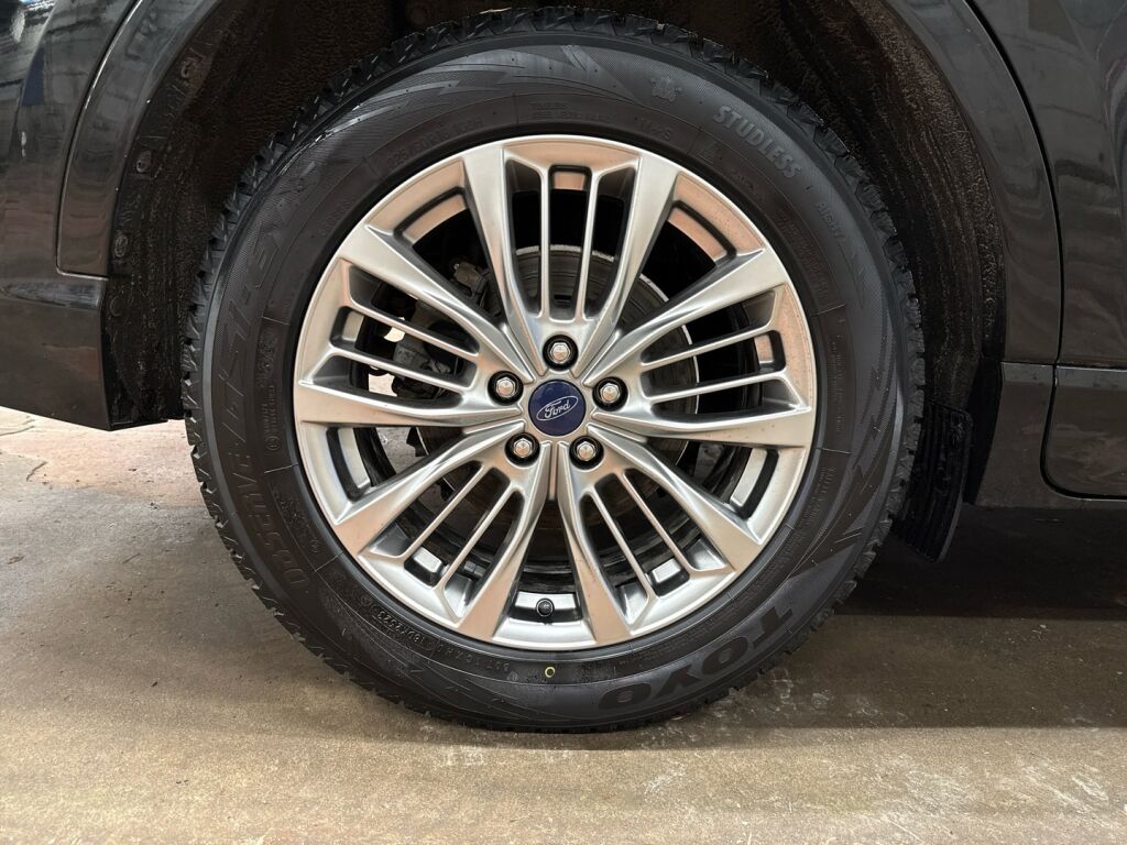 Ford Kuga 2022 Musta