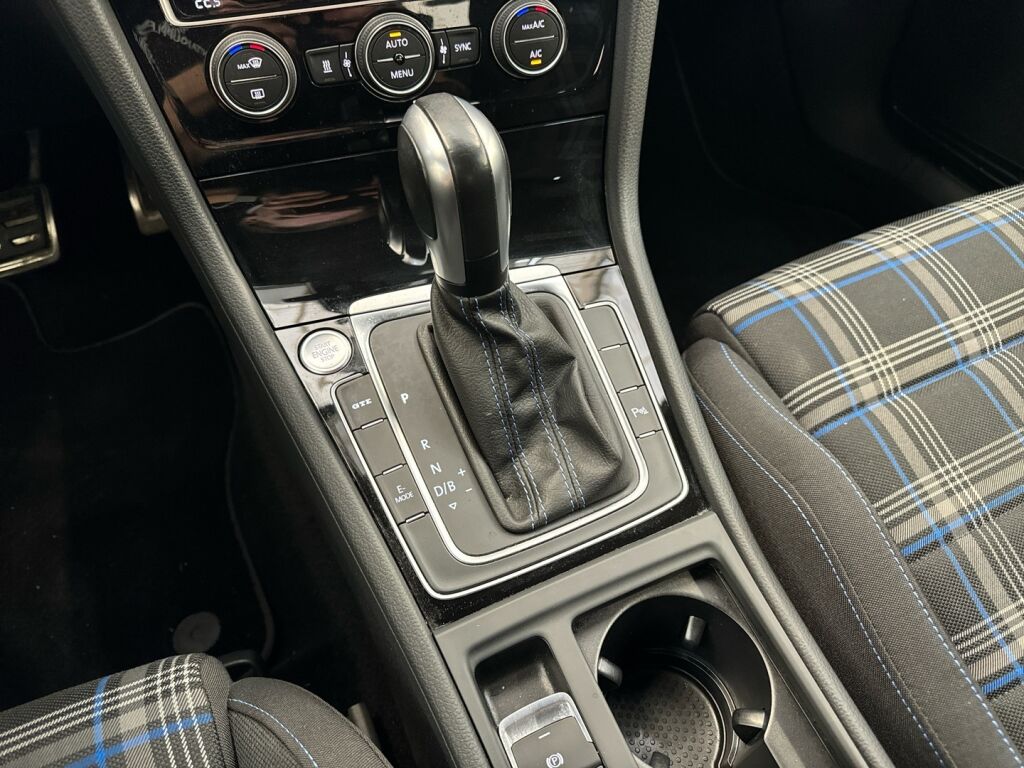 Volkswagen Golf 2020 Sininen