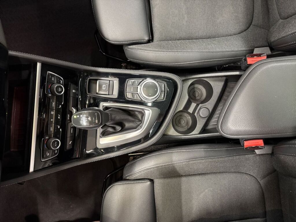 BMW 225 2019 Punainen