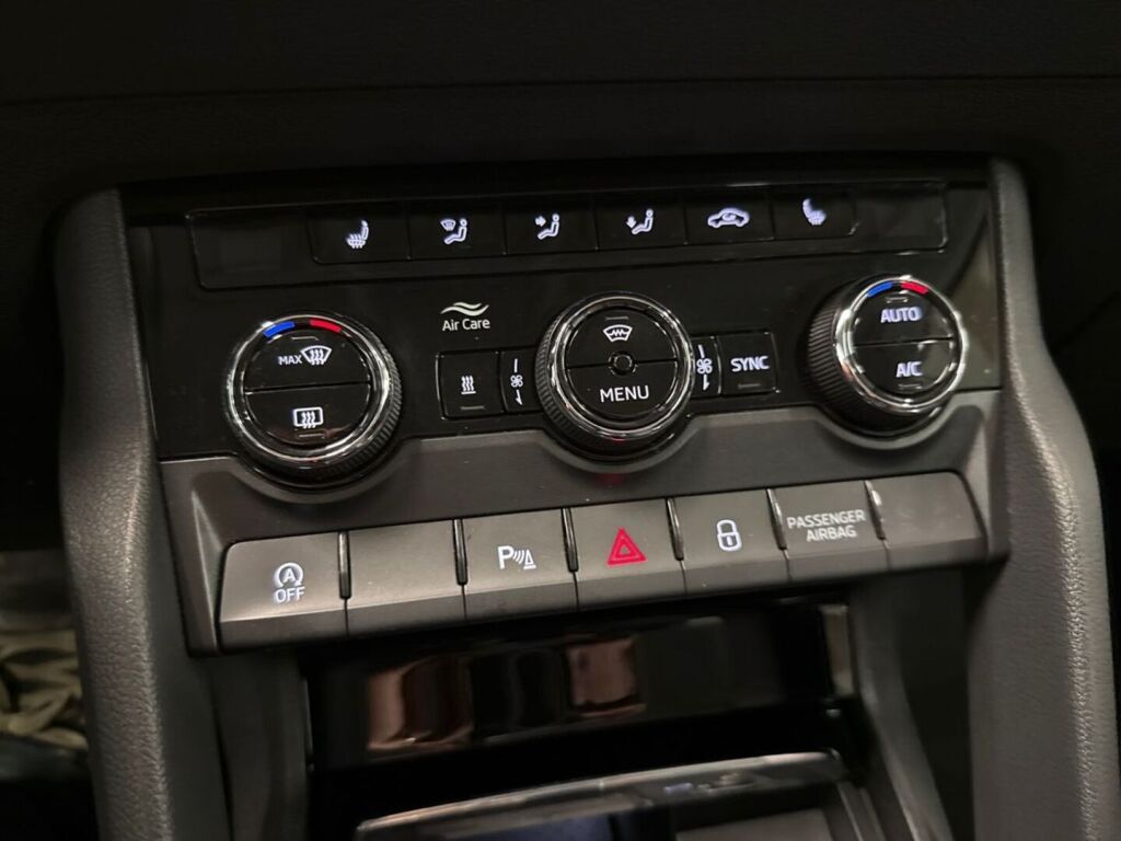 Skoda Karoq 2022 Valkoinen