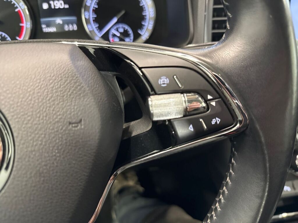 Skoda Karoq 2022 Valkoinen