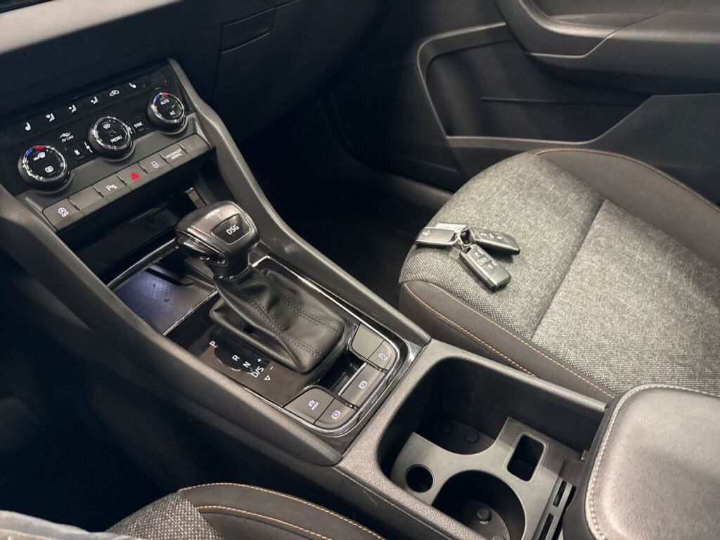Skoda Karoq 2022 Valkoinen