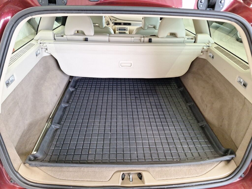 Volvo V70 2009 Punainen