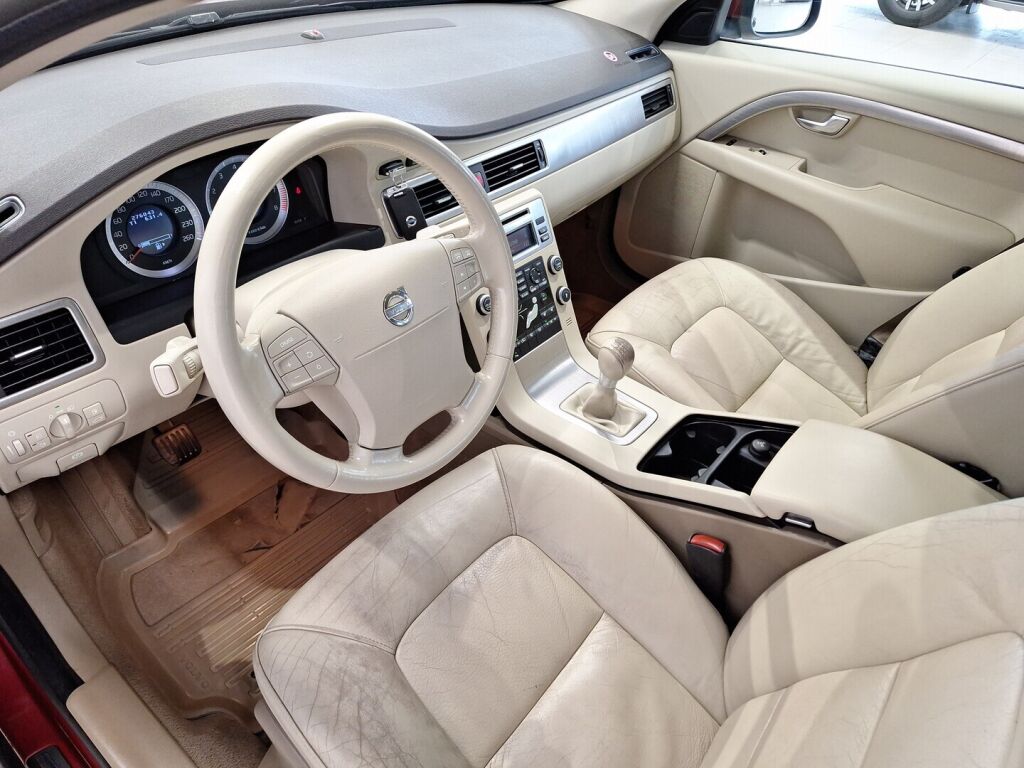 Volvo V70 2009 Punainen