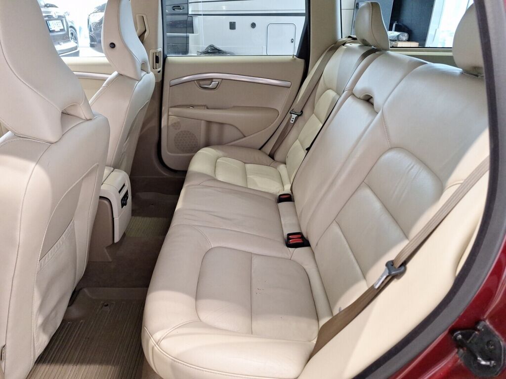 Volvo V70 2009 Punainen