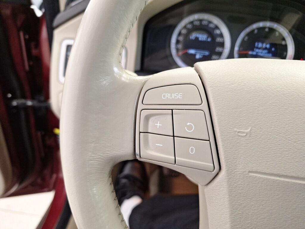 Volvo V70 2009 Punainen