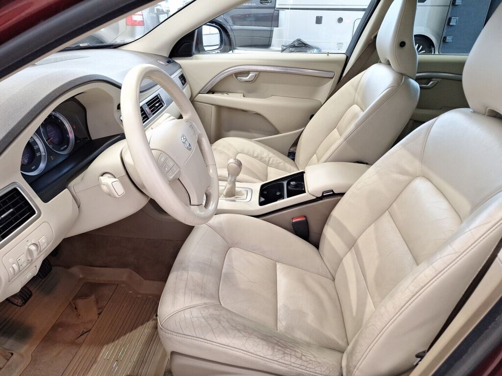 Volvo V70 2009 Punainen