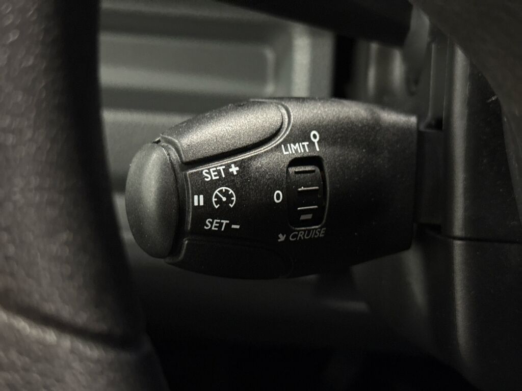 Opel Vivaro 2022 Valkoinen