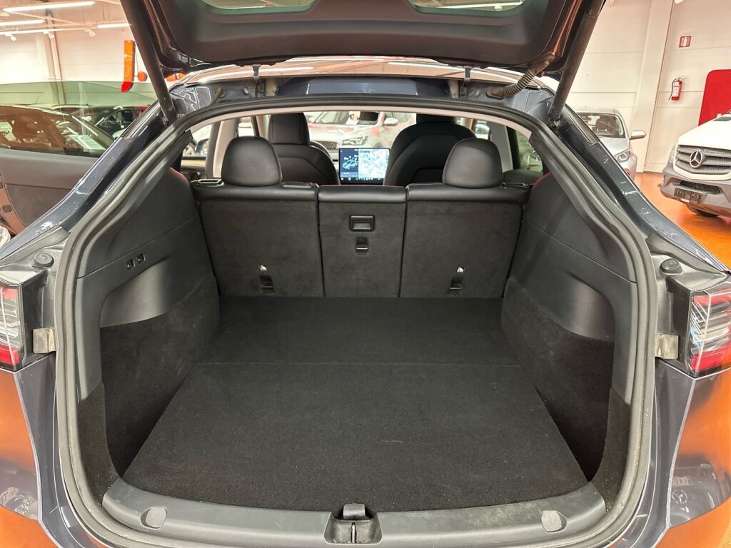 Tesla Model Y 2021 Harmaa