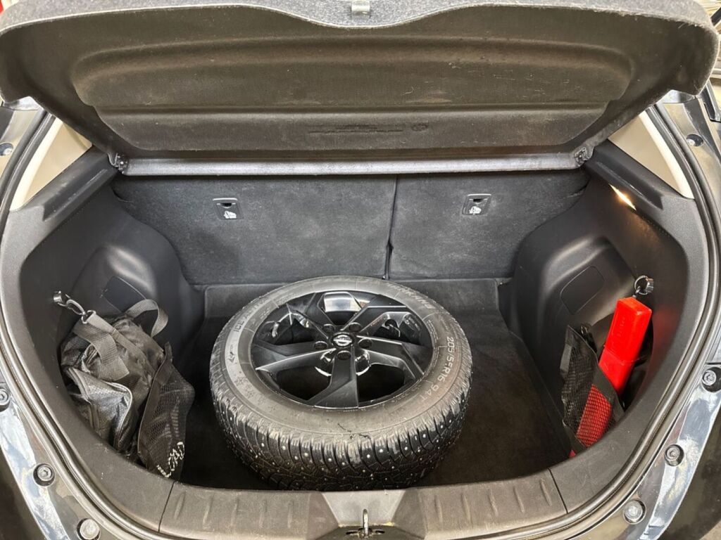 Nissan Leaf 2022 Musta