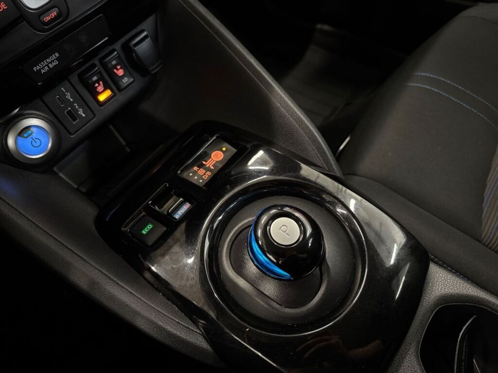 Nissan Leaf 2022 Musta