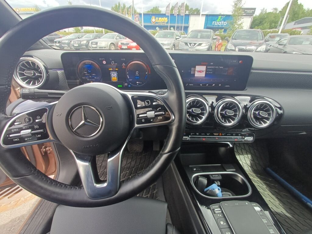 Mercedes-Benz CLA 2023 Ruskea (beige)
