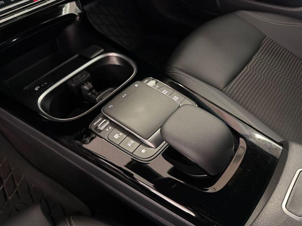 Mercedes-Benz CLA 2023 Ruskea (beige)