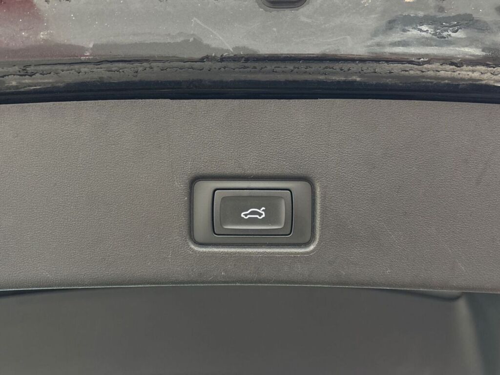 Audi Q4 e-tron 2022 Musta