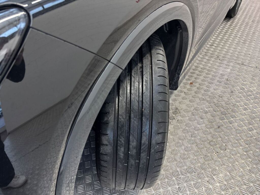 Audi Q4 e-tron 2022 Musta