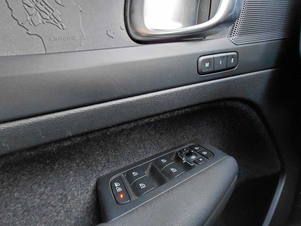 Volvo C40 2022 Musta