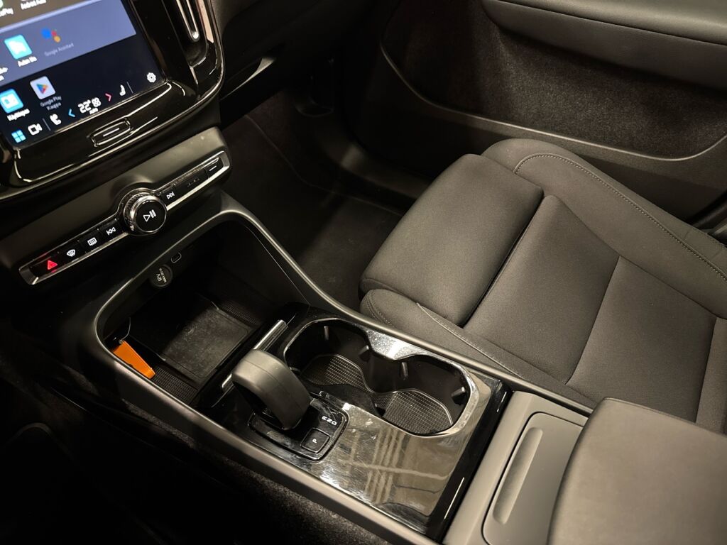 Volvo C40 2022 Musta