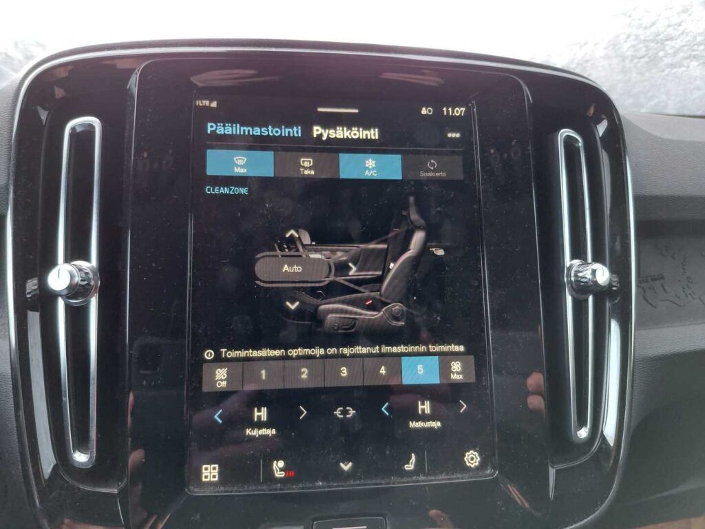 Volvo C40 2022 Musta