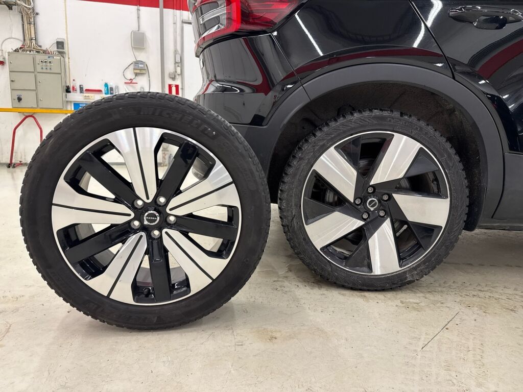 Volvo C40 2022 Musta