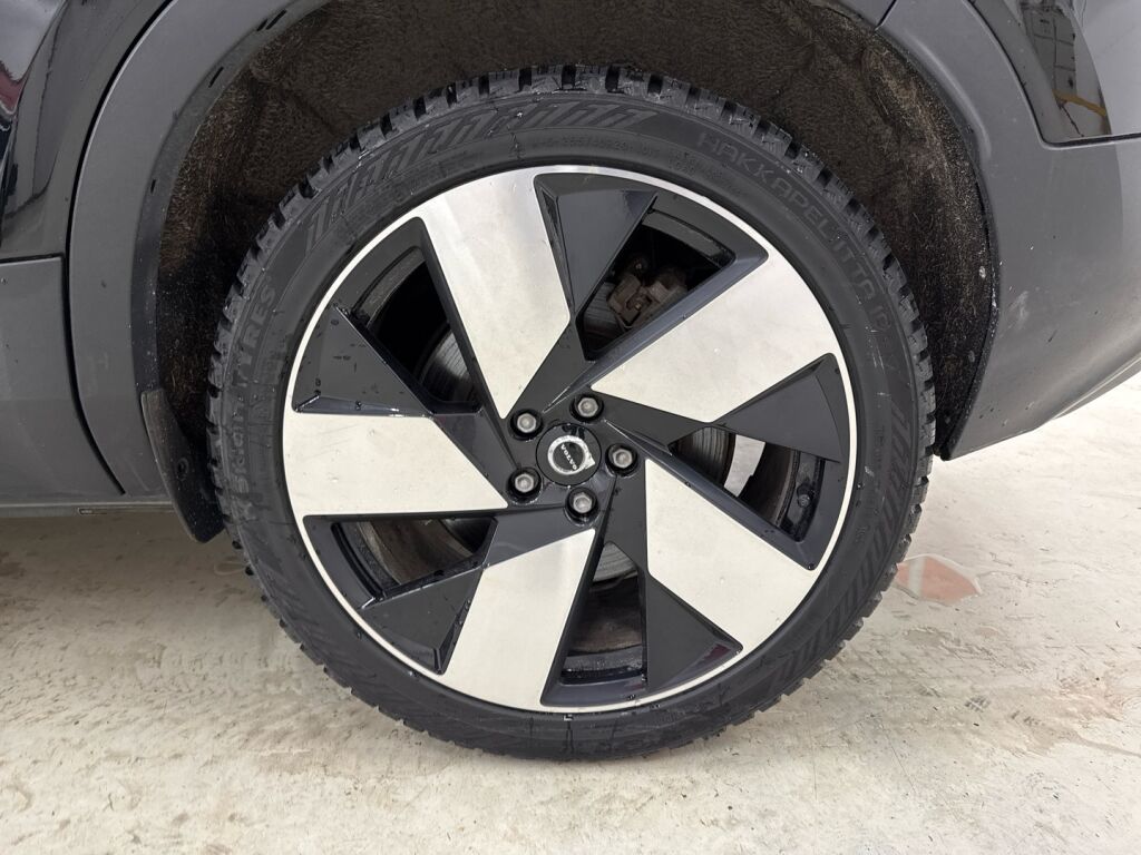 Volvo C40 2022 Musta