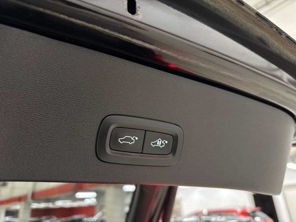 Volvo C40 2022 Musta