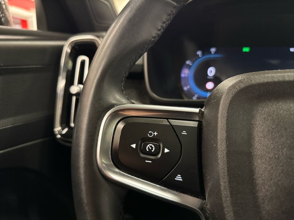 Volvo C40 2022 Musta