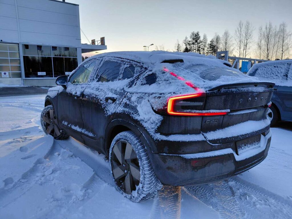 Volvo C40 2022 Musta