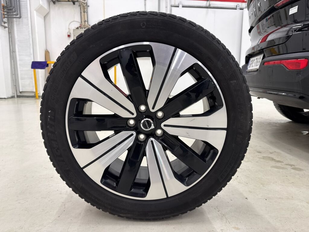 Volvo C40 2022 Musta