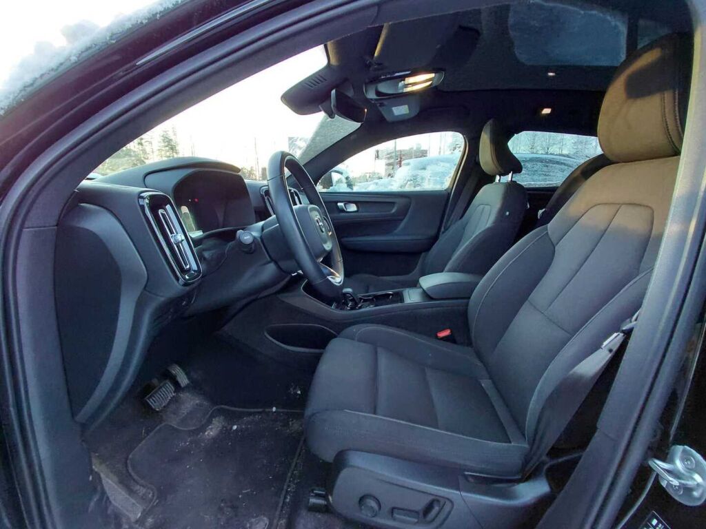 Volvo C40 2022 Musta