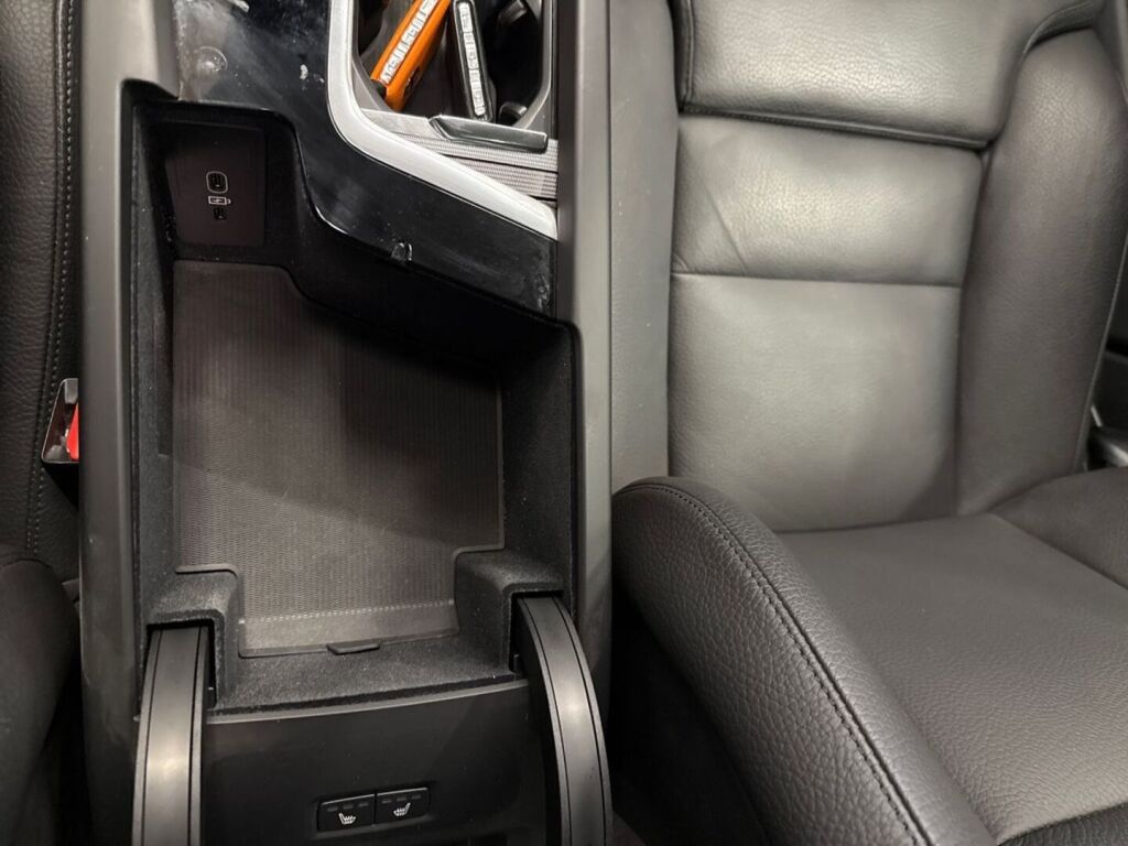 Volvo XC60 2023 Musta