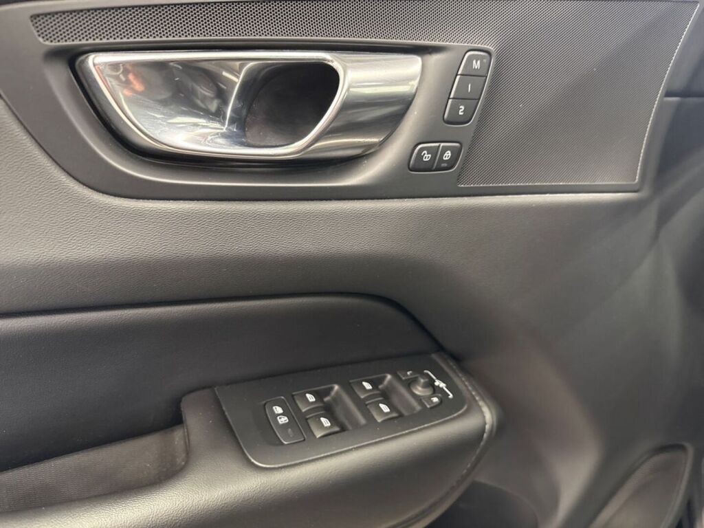 Volvo XC60 2023 Musta