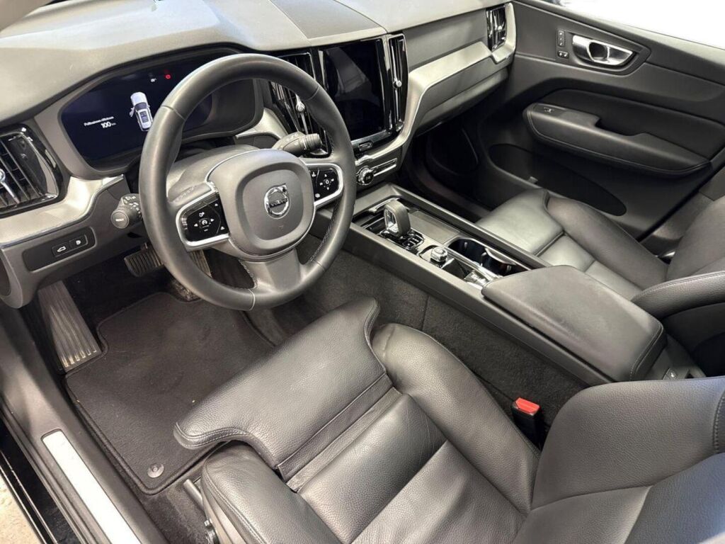 Volvo XC60 2023 Musta