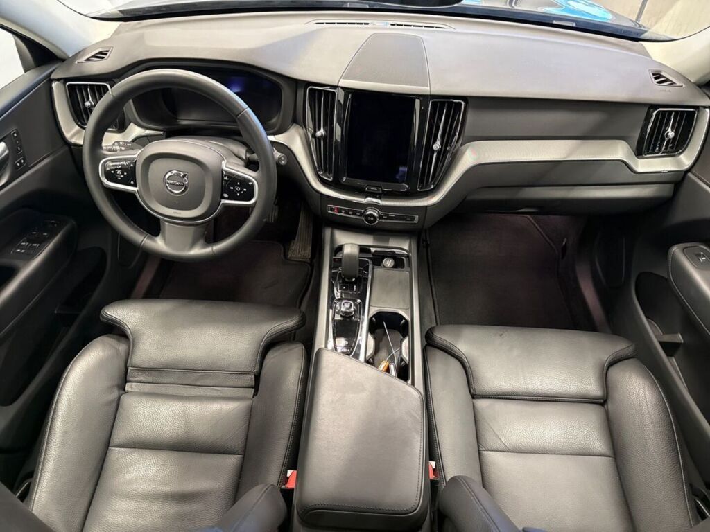 Volvo XC60 2023 Musta