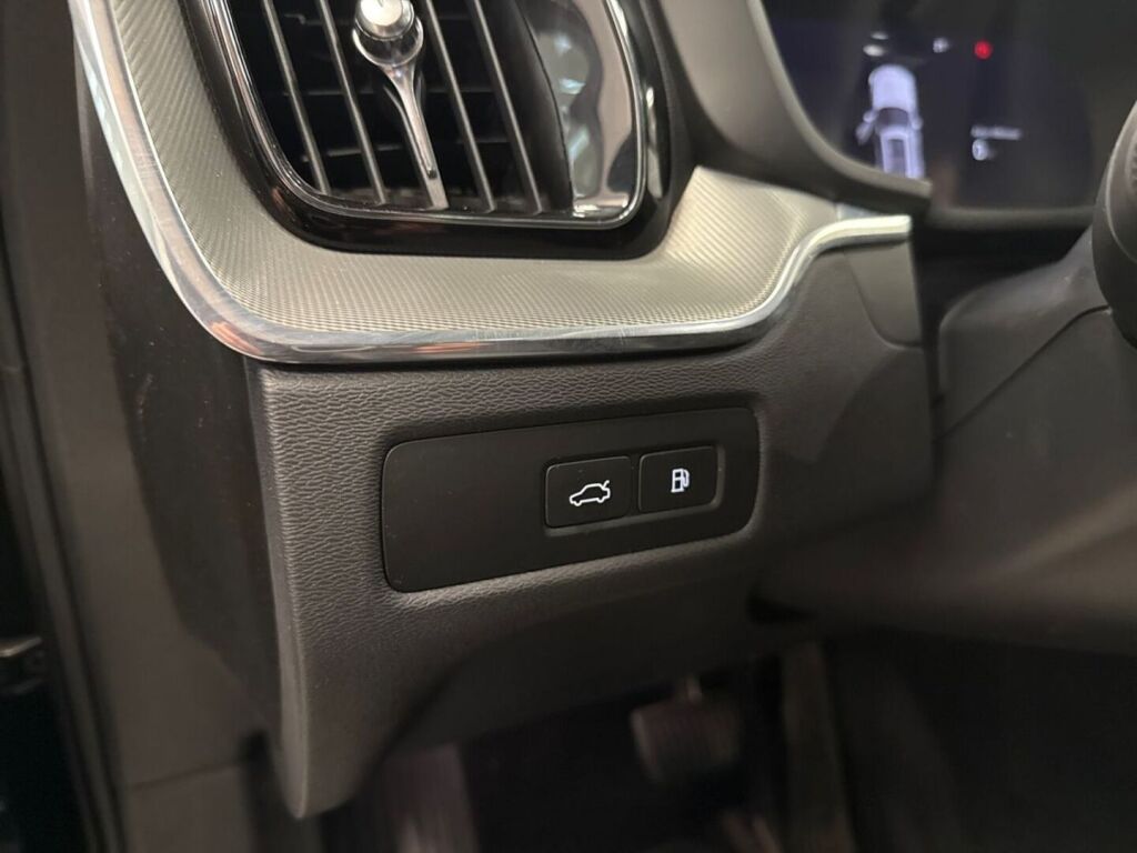 Volvo XC60 2023 Musta