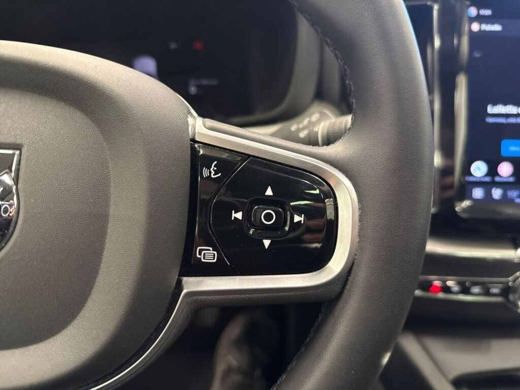 Volvo XC60 2023 Musta