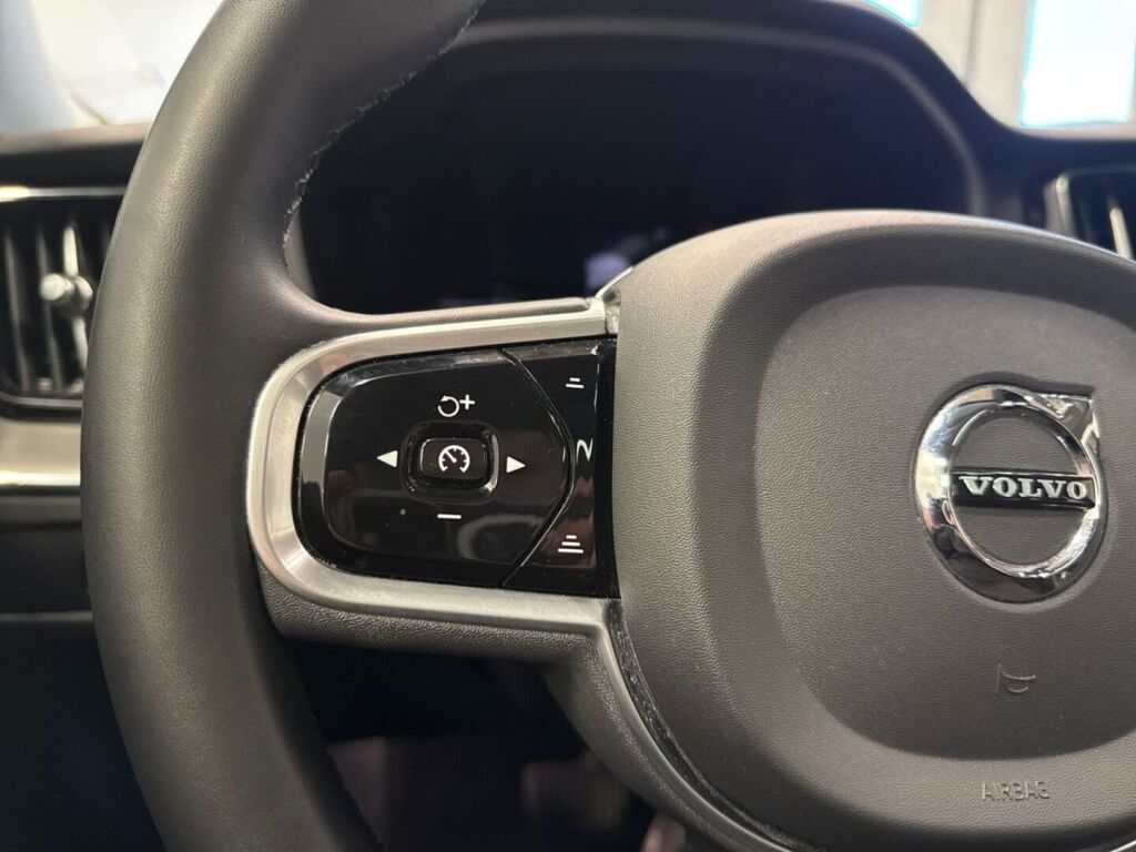 Volvo XC60 2023 Musta