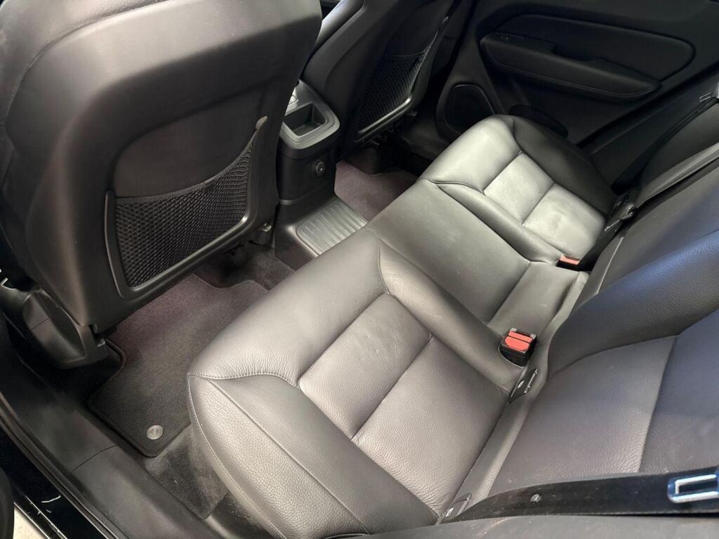Volvo XC60 2023 Musta