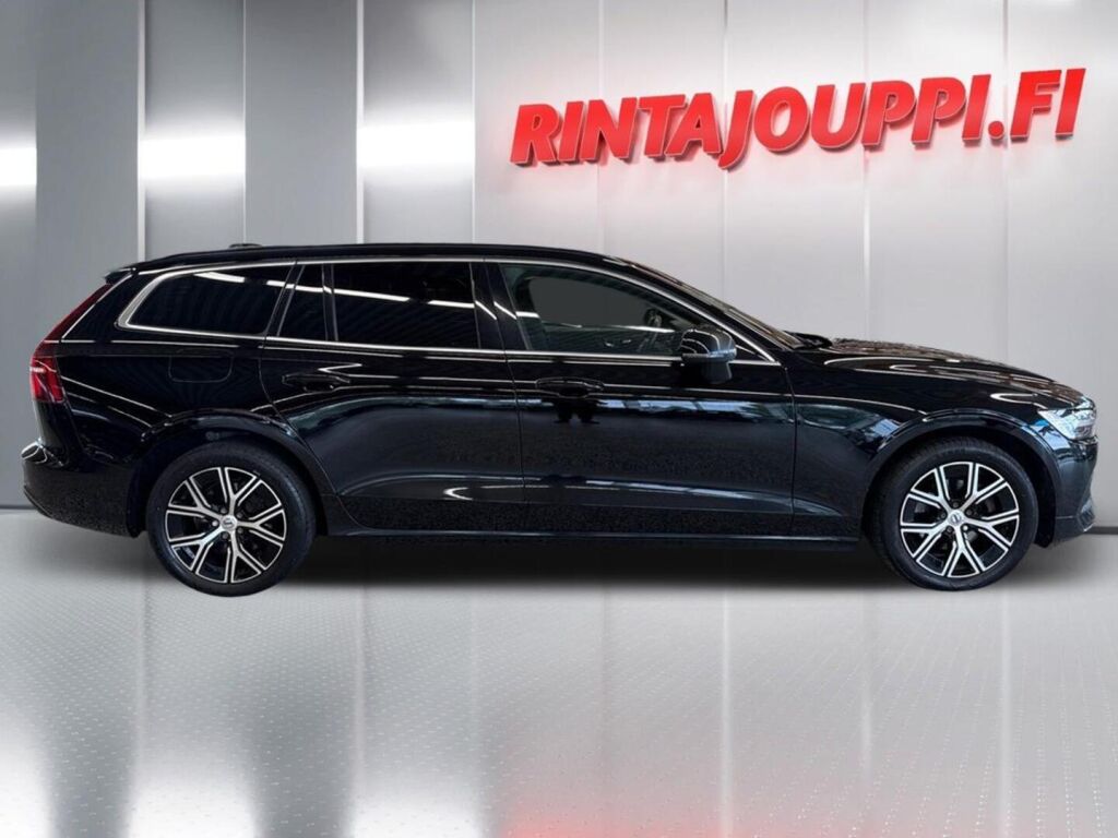 Volvo V60 2023 Musta