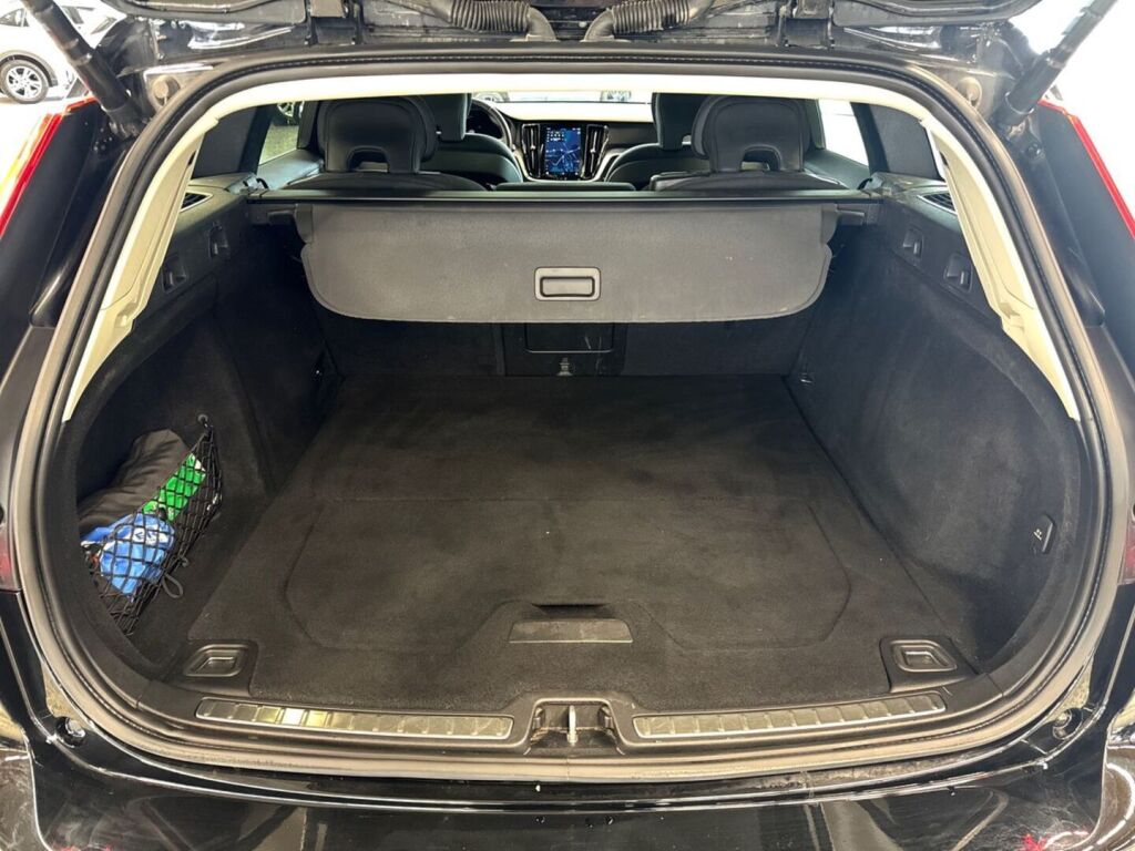 Volvo V60 2023 Musta