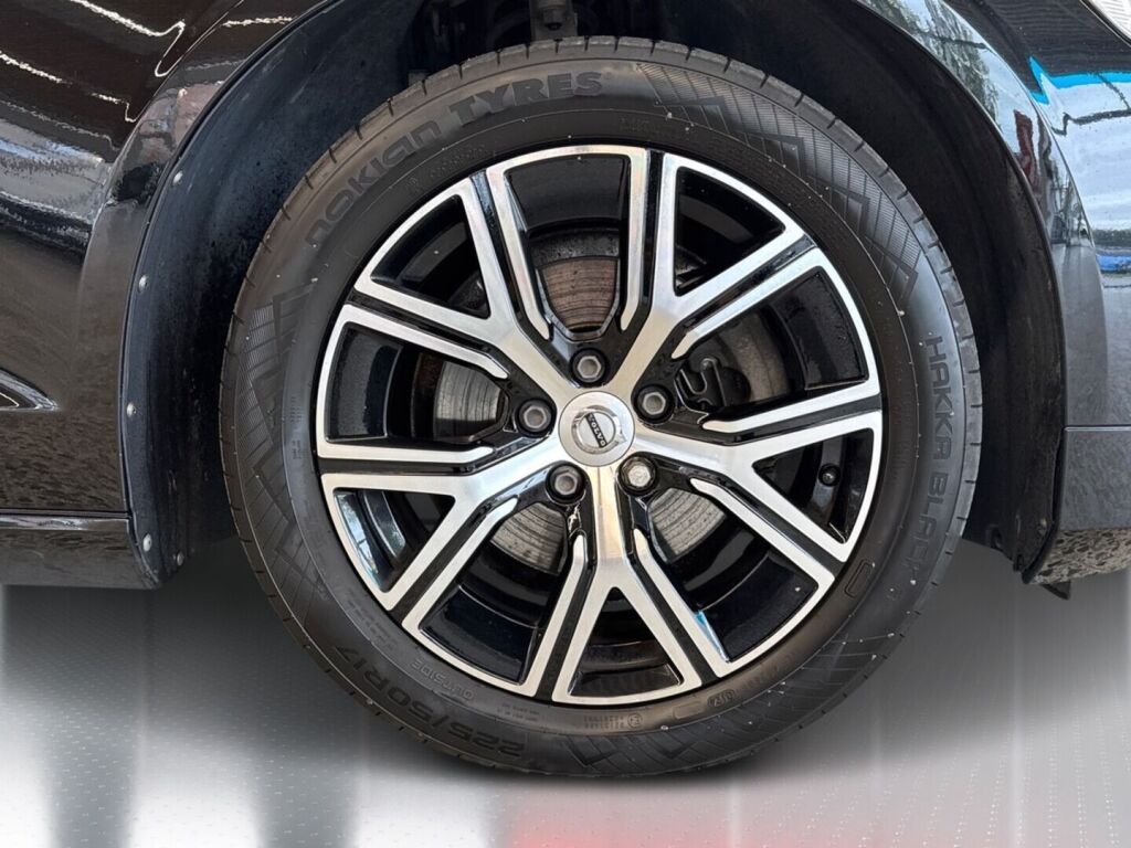 Volvo V60 2023 Musta