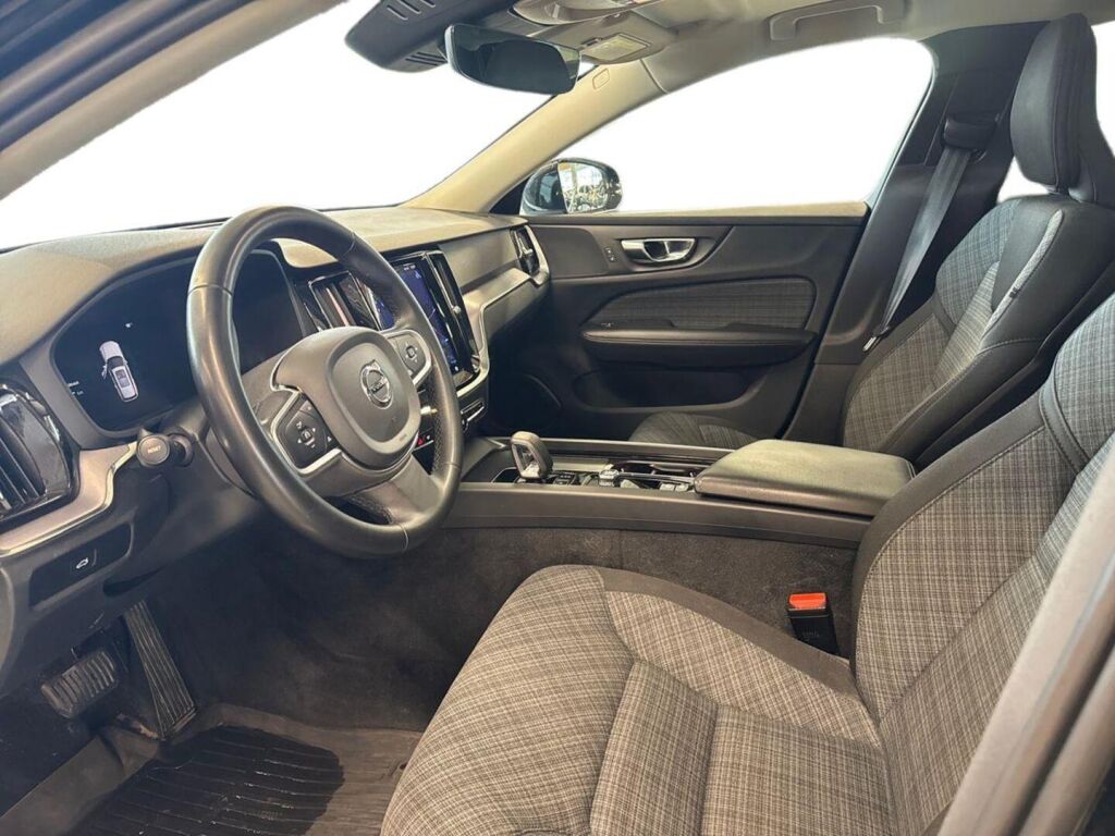 Volvo V60 2023 Musta