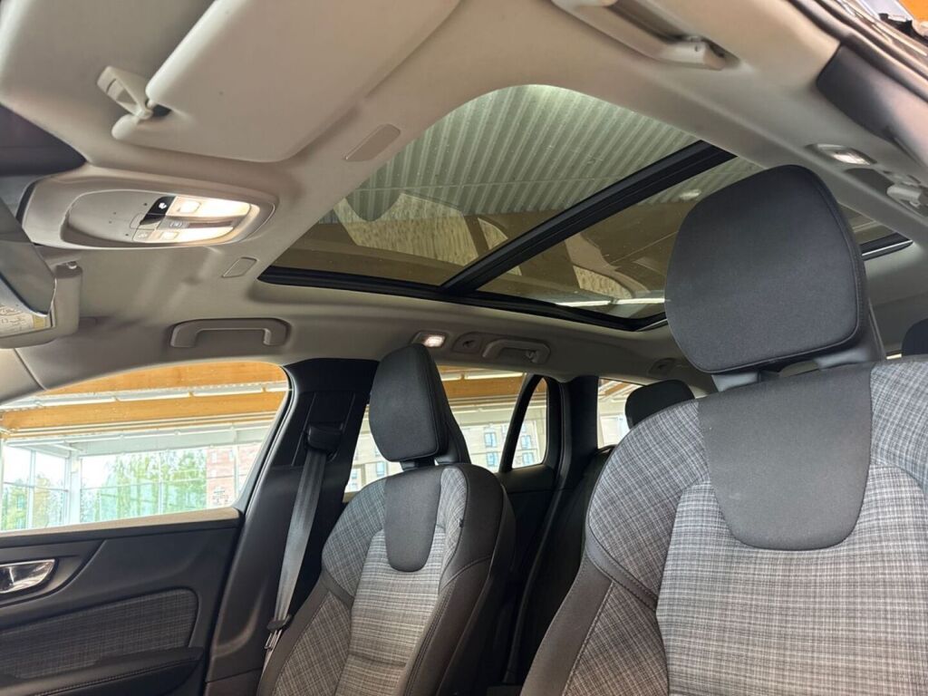 Volvo V60 2023 Musta