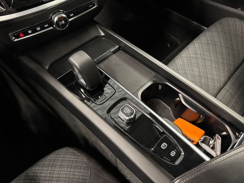 Volvo V60 2023 Musta